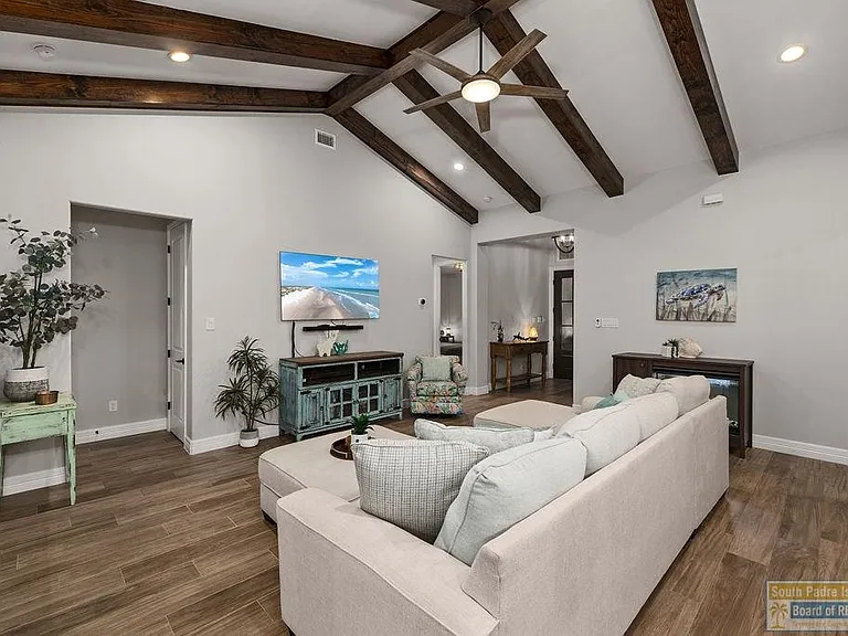 124 Torrey Pines Rd — Photo 6