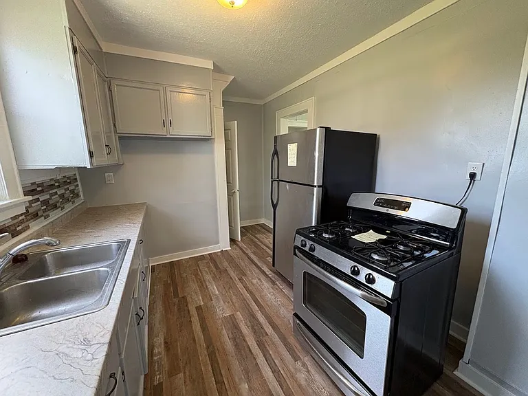 897 Peckham St — Photo 6