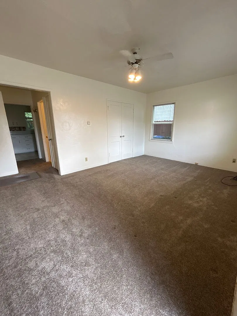 Charming 1 bedroom Duplex — Photo 3