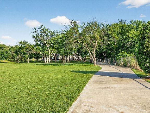 4th image of 306 Garden Ct