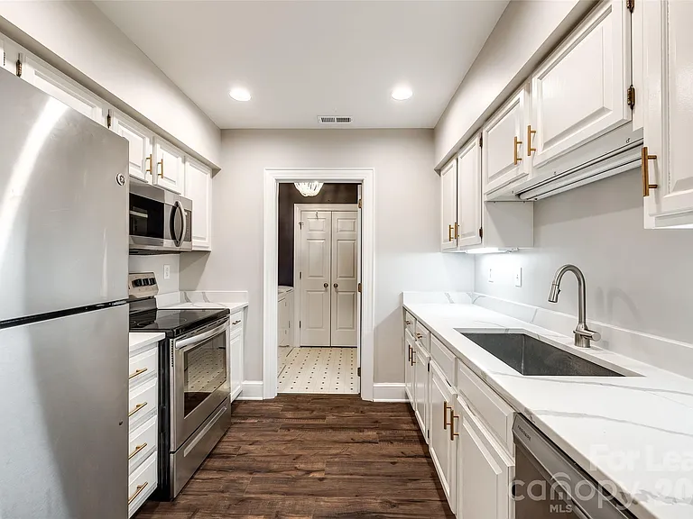 2220 Roswell Ave — Photo 7