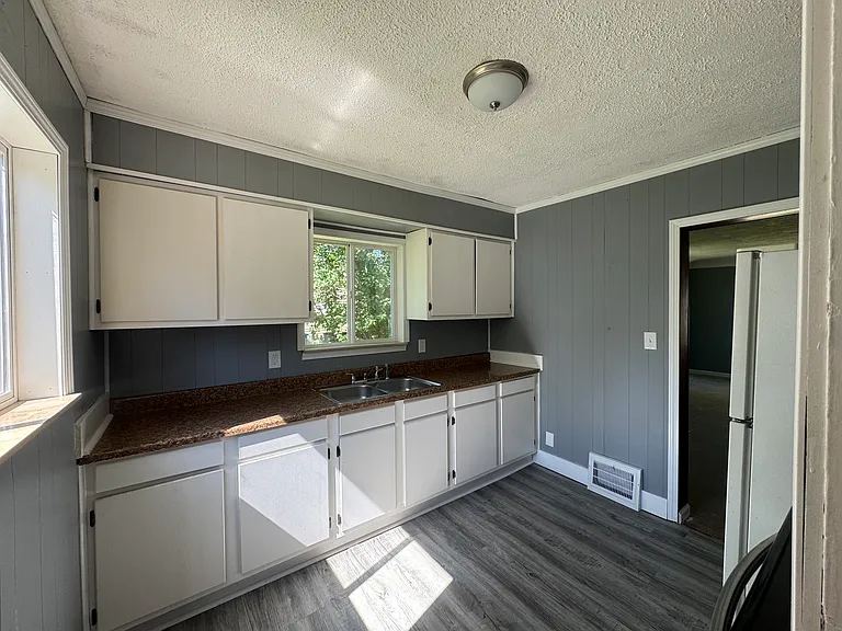 Huggins Ave — Photo 8