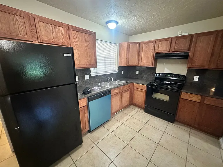 1613 Vine St — Photo 11