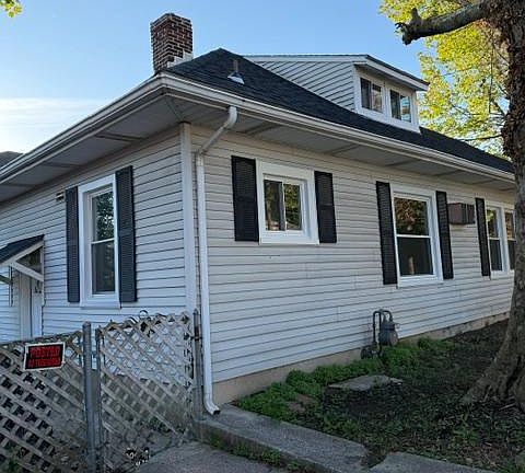 3rd image of 1299 W Princess St