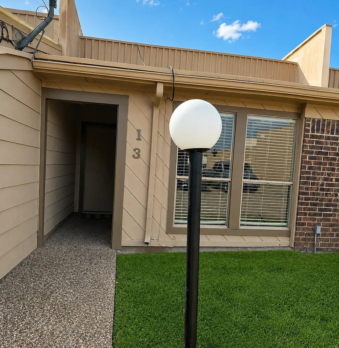 1 bed, 1.5 bath, 871 sqft, $1,250 — Photo 1