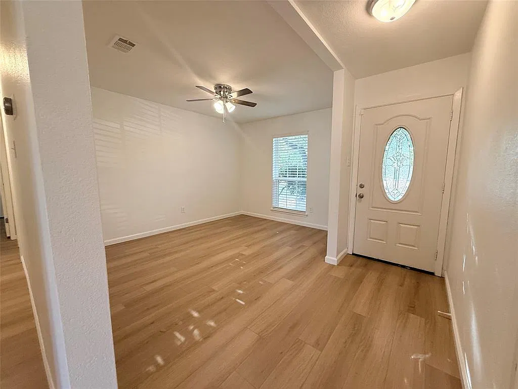3 bed, 2.0 bath, 1318 sqft, $2,400 — Photo 3