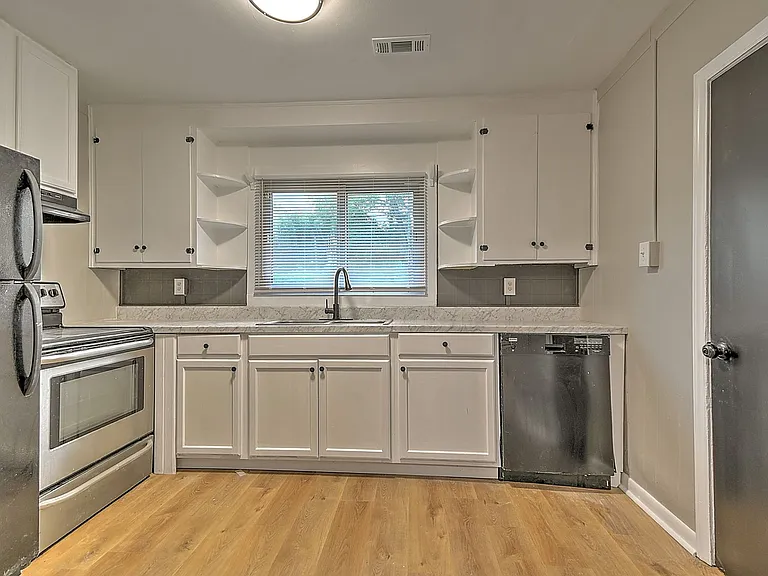 1712 Oaklawn St — Photo 4