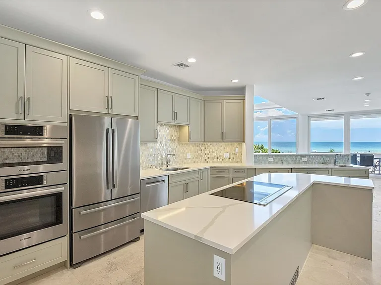 5801 Gulf Of Mexico Dr — Photo 3
