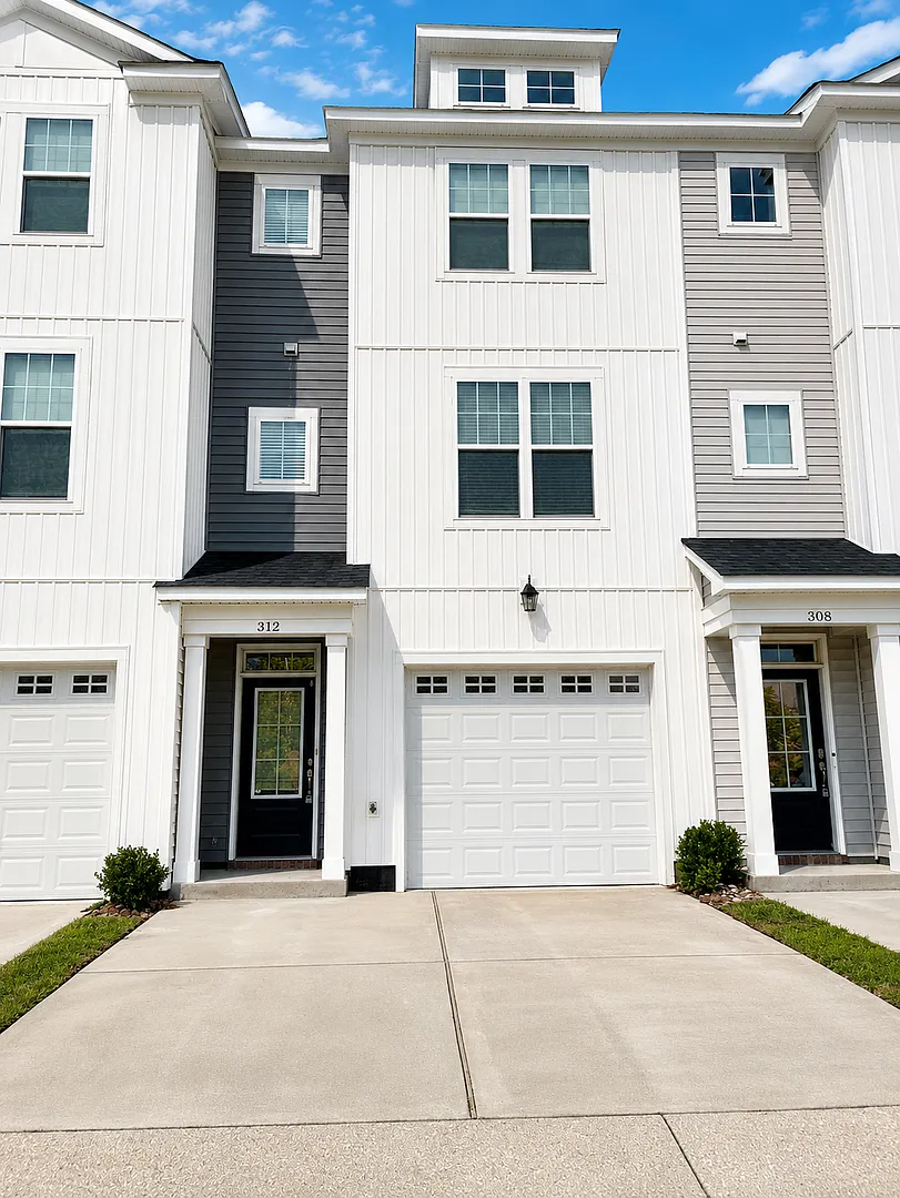 Modern 3-Bedroom Townhome Three Private Bedroom Suites! Near town center! — Photo 1