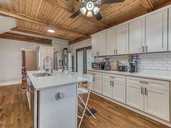 3rd image of 440 Love St