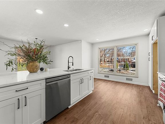 5th image of 11625 Oak St