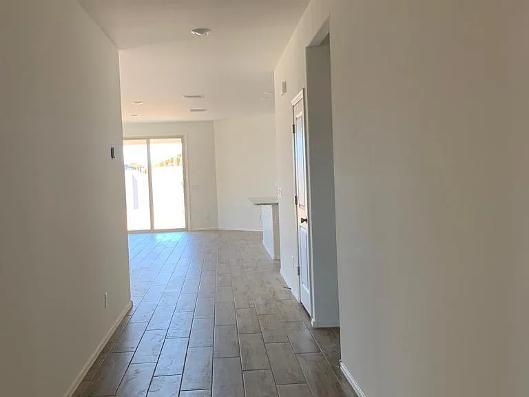 2340 W Sunland Ave — Photo 4