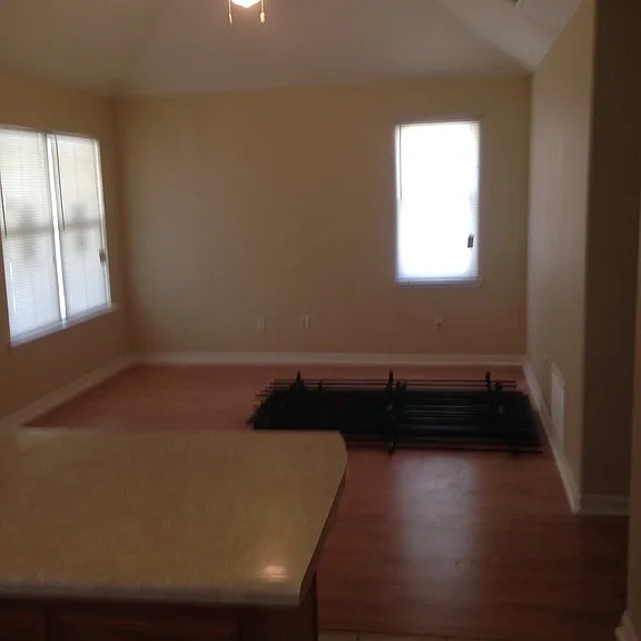 1572 Victor St — Photo 5