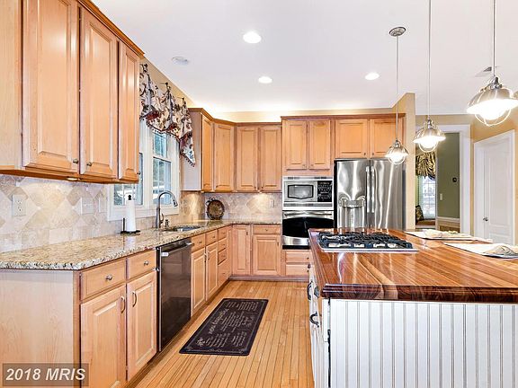 Granite counters, SS appliances, expanded island