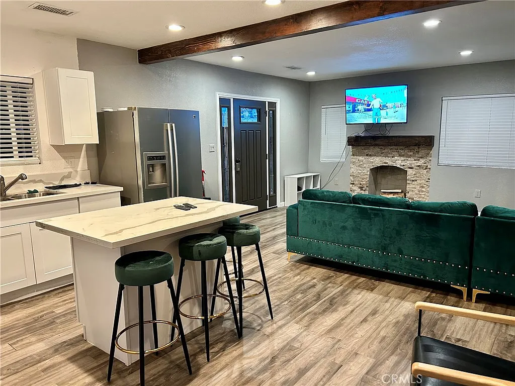 3 bed, 1120 sqft, $3,200 — Photo 2