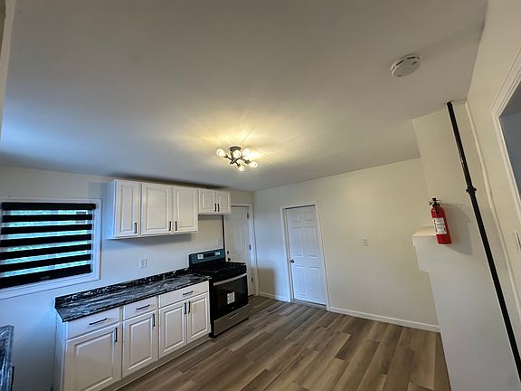 5th image of 46 11th Ave W Floor 3