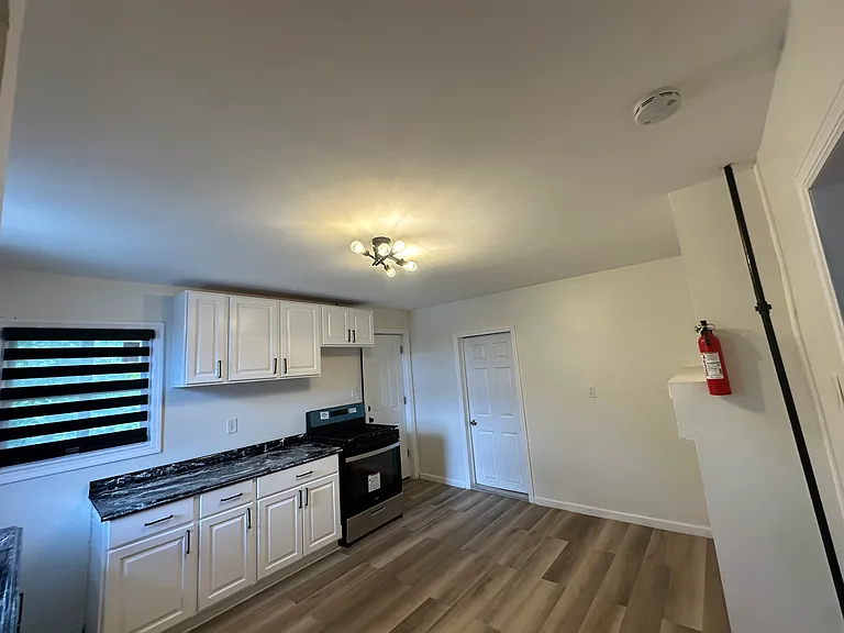46 11th Ave W #3 — Photo 5