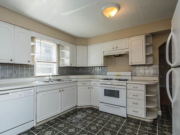 5th image of 409 E 16th St