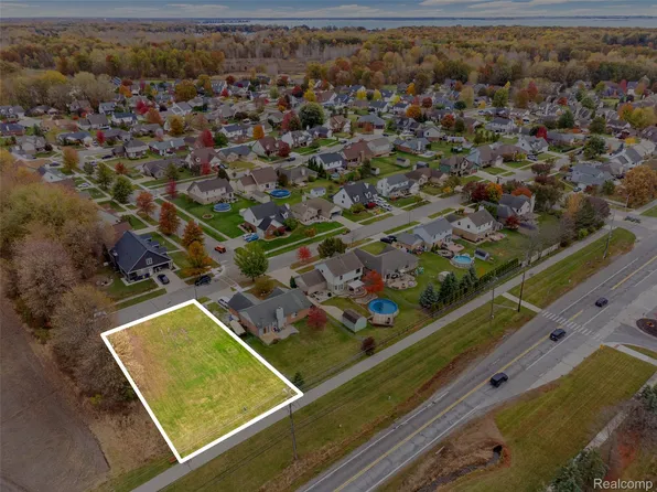 54739 Autumn View Dr, New Baltimore, MI 48047