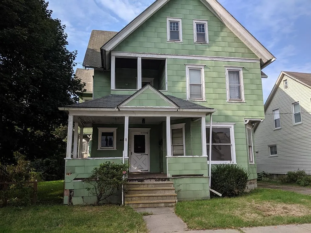 656 Herrick St photo 1