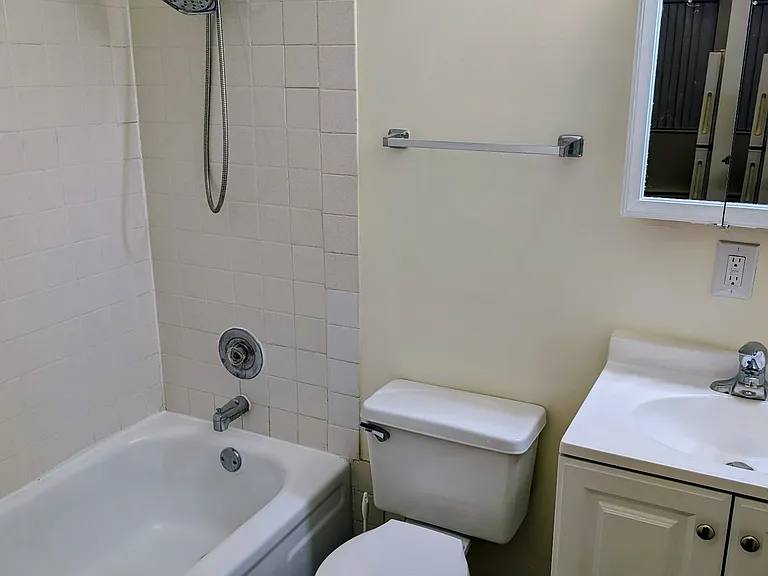 353 W Hawthorne Cir — Photo 6