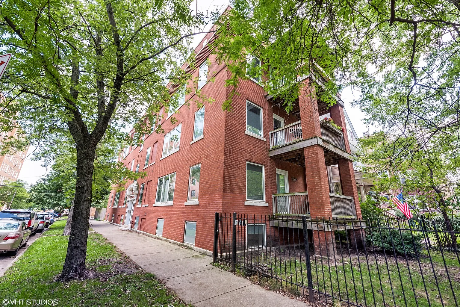 1625 W Ainslie St photo 1