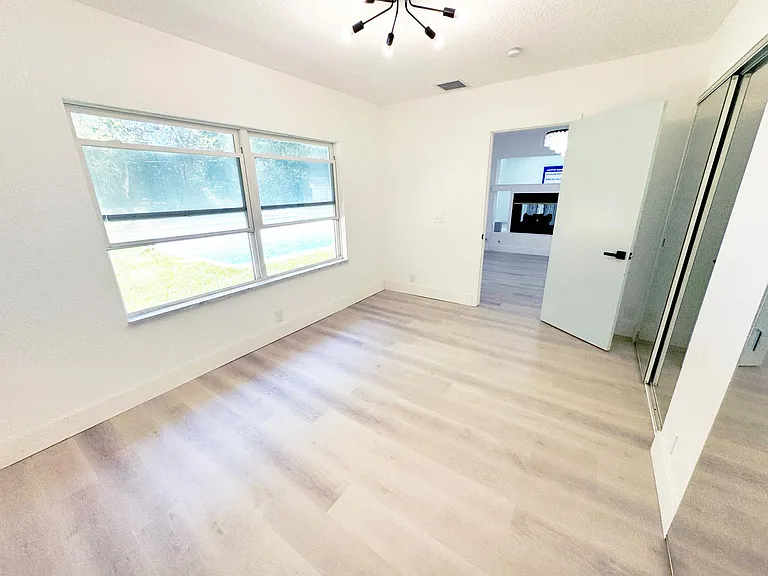 101 S Corona Ave — Photo 24