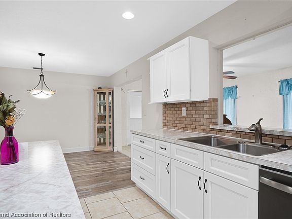 4th image of 1633 Meadowbrook St