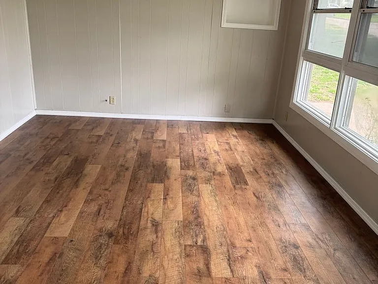 1669 S Hickory Ave — Photo 2