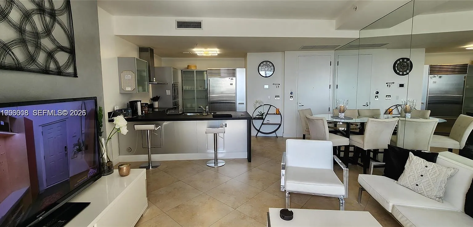 Trump Royale Condo — Photo 4