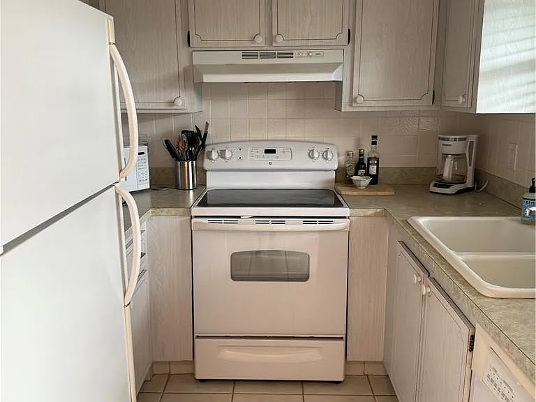 2929 SE Ocean Blvd #8 — Photo 7