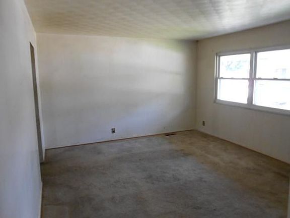 4th image of 5621 W Henry St