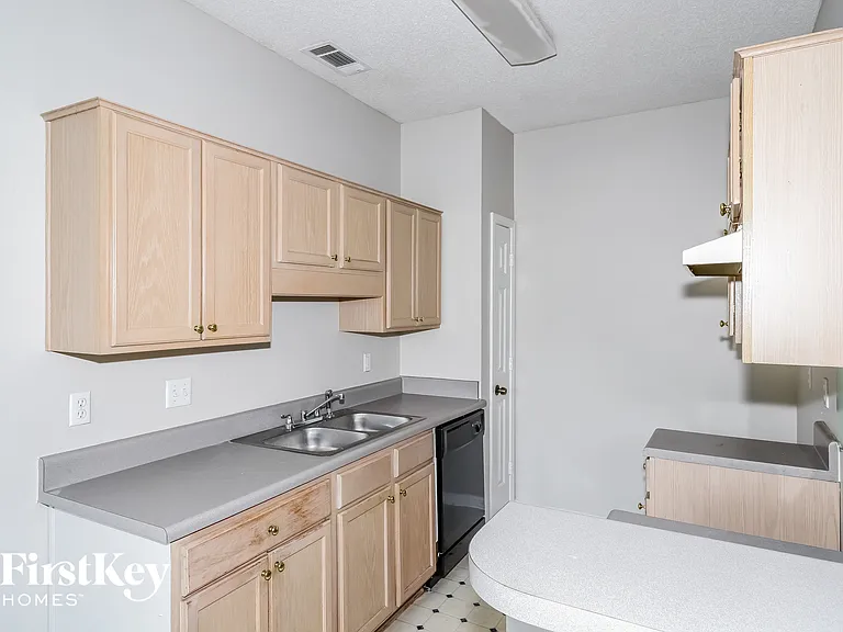 1139 Brady Hollow Ln — Photo 6