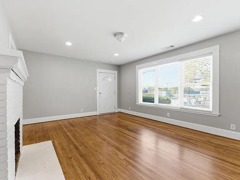202 Warren St — Photo 4