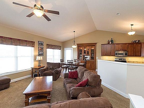 5th image of 2731 Cambridge Dr