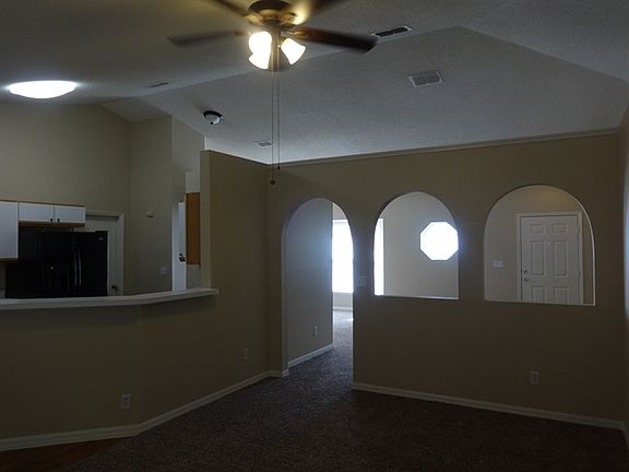 2nd image of 641 SW Gailbreath Ave