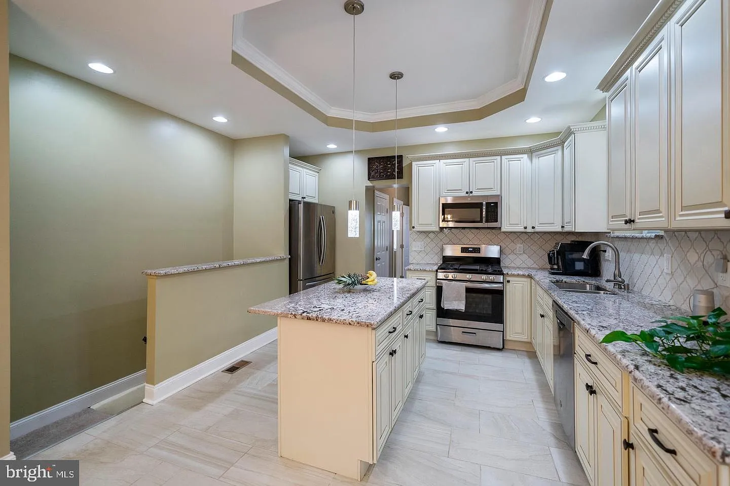 5 bed, 3.5 bath, 2838 sqft, $3,200 — Photo 3