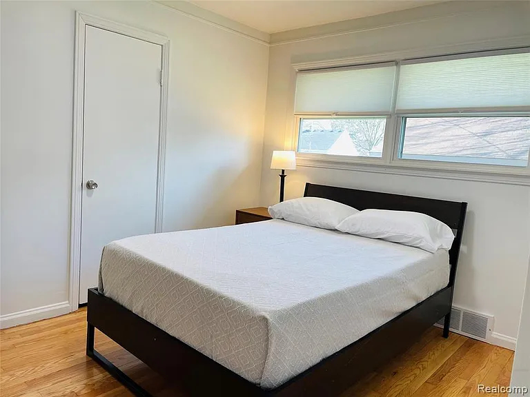 1040 E Maxlow Ave — Photo 14