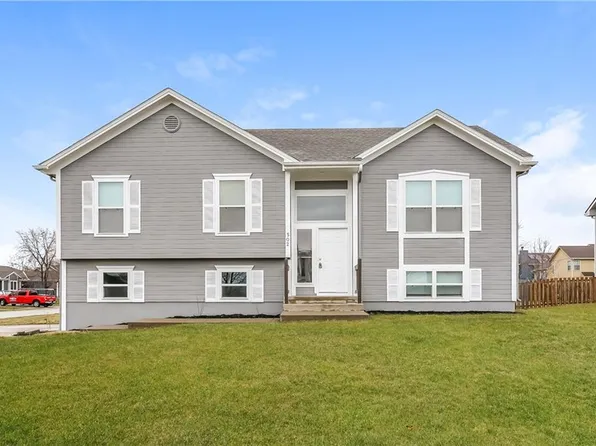 502 Sunny Ln, Raymore, MO 64083