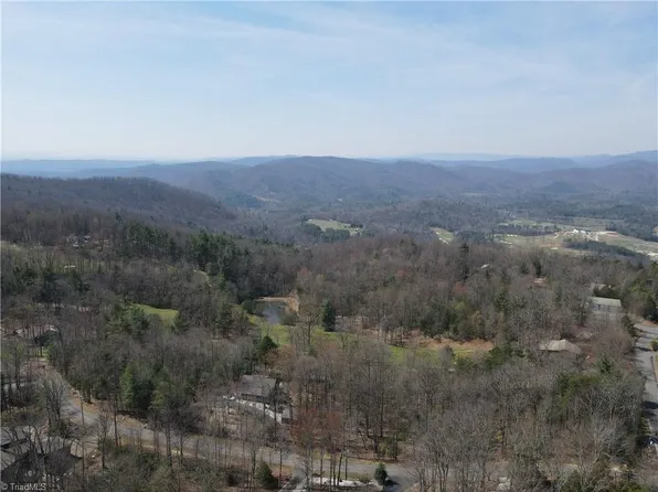 105 Greenstreet Dr, Traphill, NC 28685