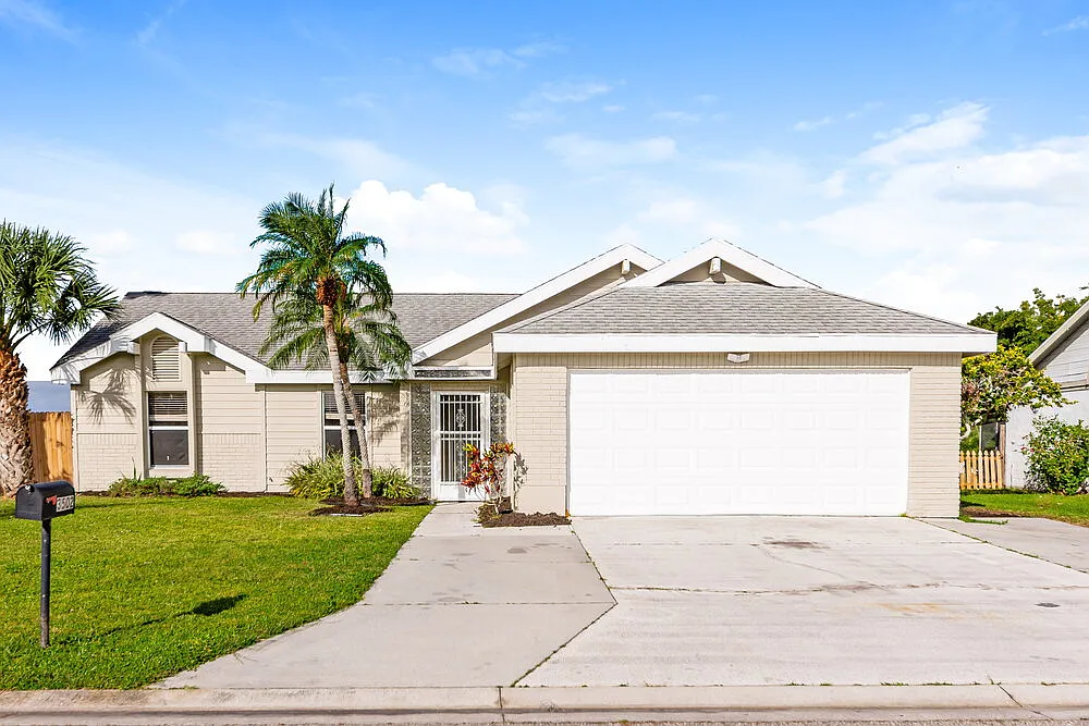 3 bed, 2.0 bath, 1386 sqft, $2,155 — Photo 1