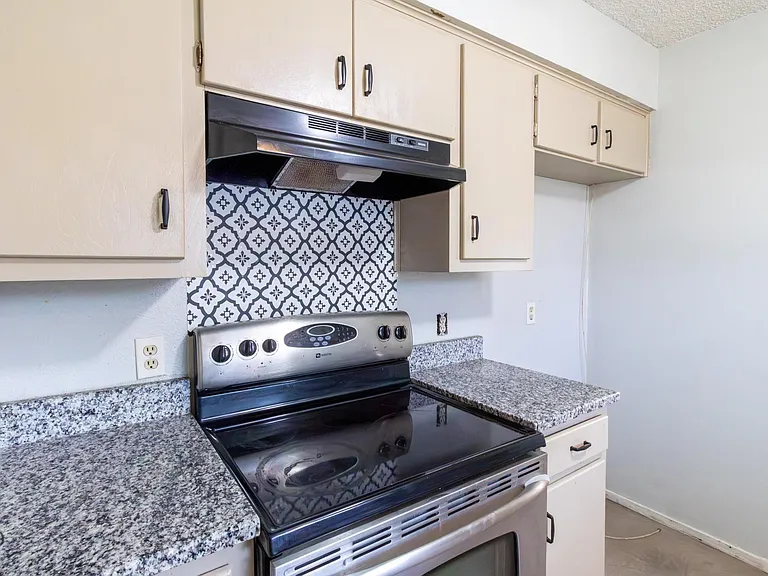 1303 Mockingbird St — Photo 7