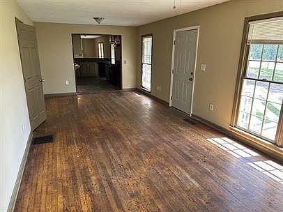 5th image of 352 Mountain Creek Dr