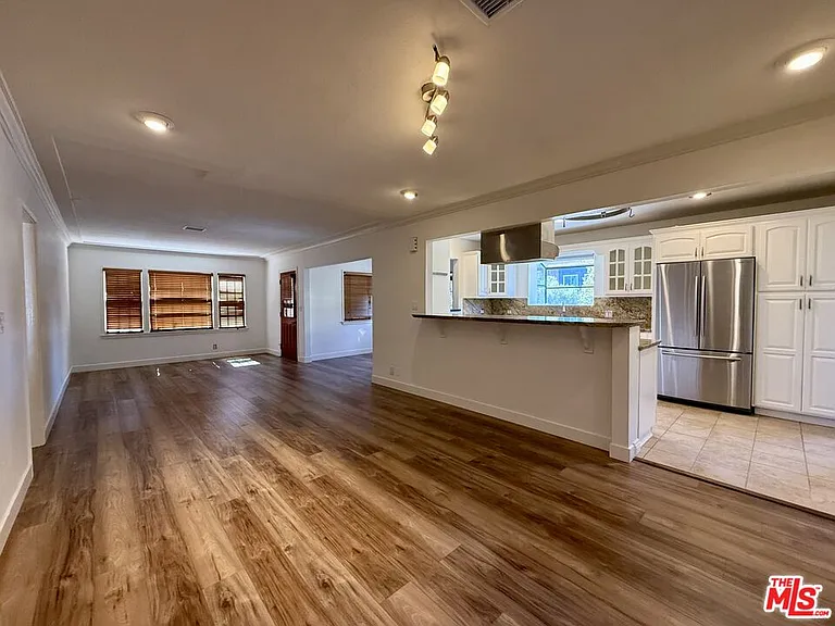6205 Gentry Ave — Photo 4