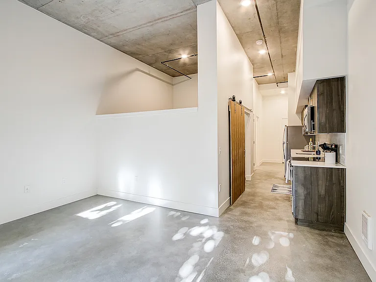 Dunn Motors Apartments — Photo 44