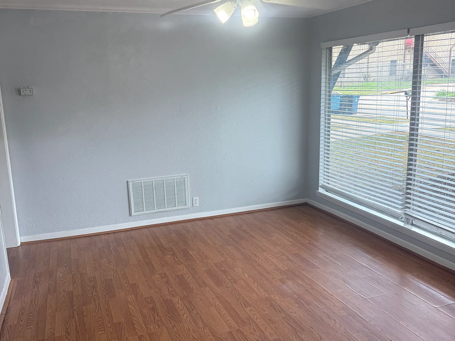 3 bed, 984 sqft, $1,900 — Photo 2