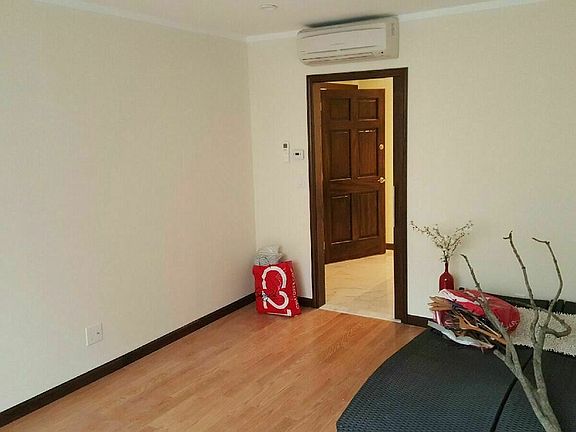 2nd image of 662 Humboldt St #1
