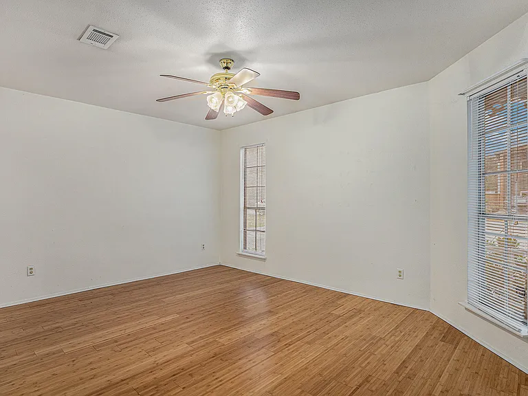 510 Clarence St #510 — Photo 6