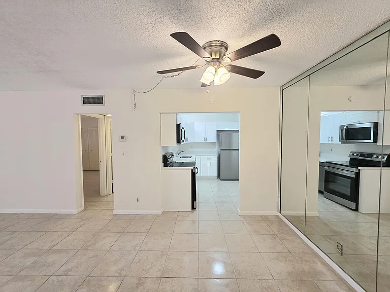 959 SE 2nd Ave #101 — Photo 6