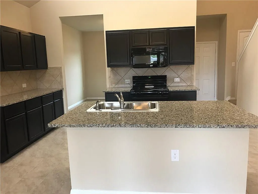 4 bed, 2.5 bath, 2216 sqft, $2,300 — Photo 2